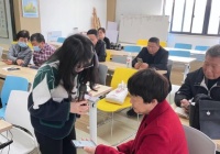 北京12月30日电 题：新风潮：年轻人热衷教老年大学