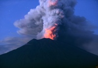 印尼西苏门答腊省马拉皮火山喷发，火山灰柱高达3000米